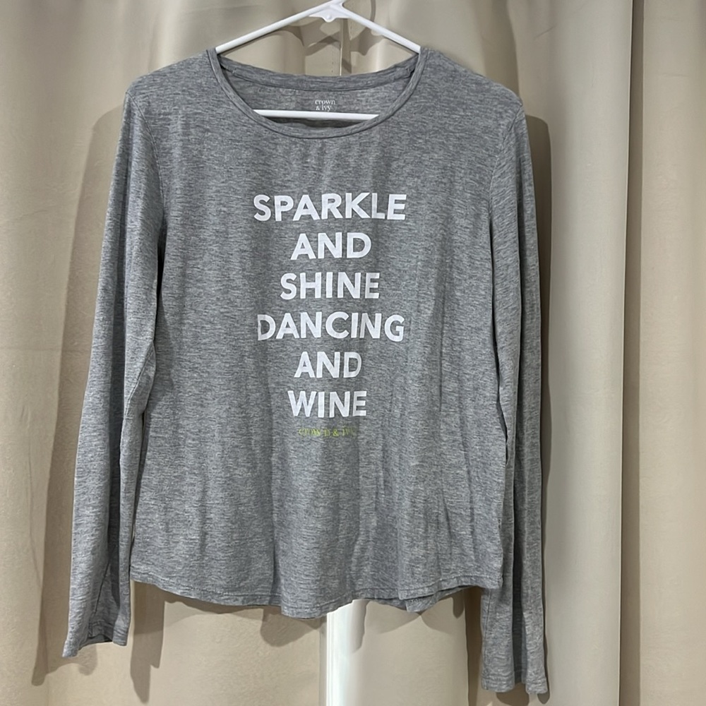 CROWN & IVY - gray long sleeve Graphic-T size Large